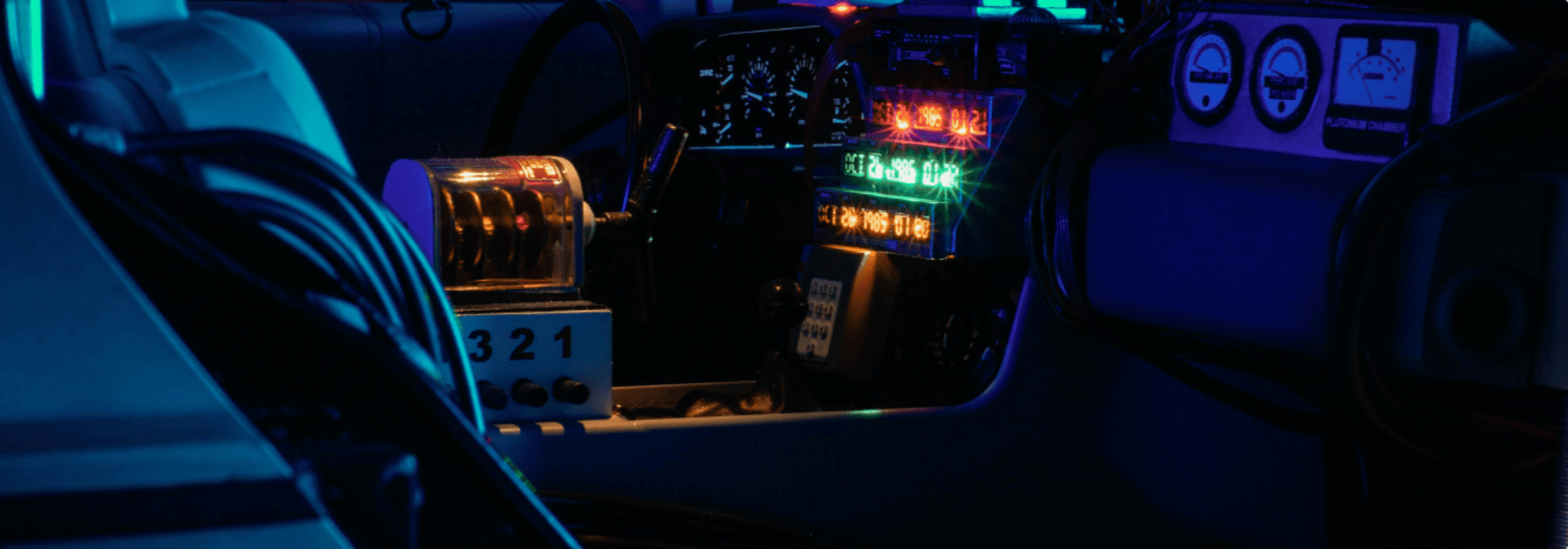 DeLorean cockpit met verlichte tijdsaanduidingen uit Back to the Future.