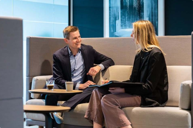 Collega's pratend op de bank op kantoor