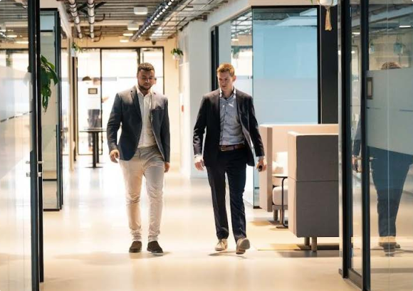 Collega's die lopen uit het kantoor
