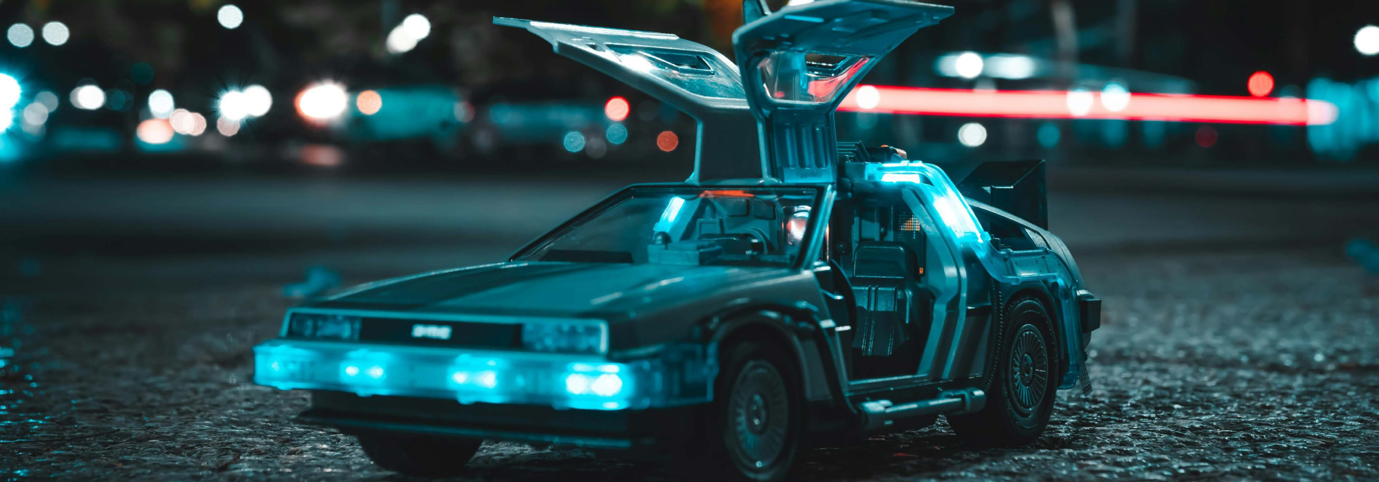 DeLorean met open vleugeldeuren uit Back to the Future14